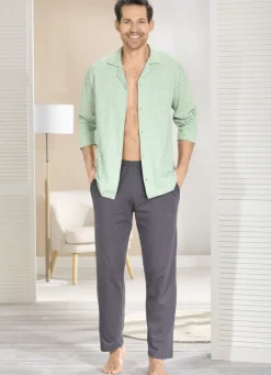 Schlafanzug mit durchgeknöpftem Oberteil und offenen Abschlüssen