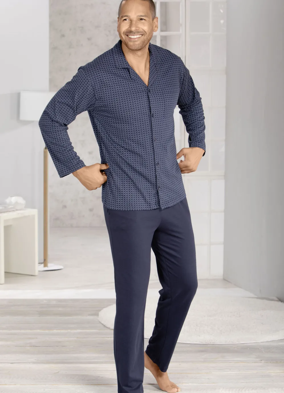 Schlafanzug mit durchgeknöpftem Oberteil