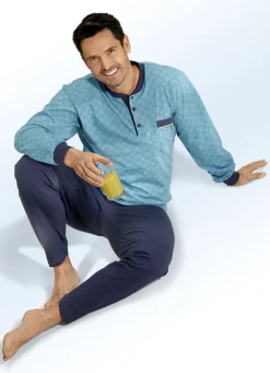 Schlafanzug mit Knopfleiste und aufgesetzter Brusttasche