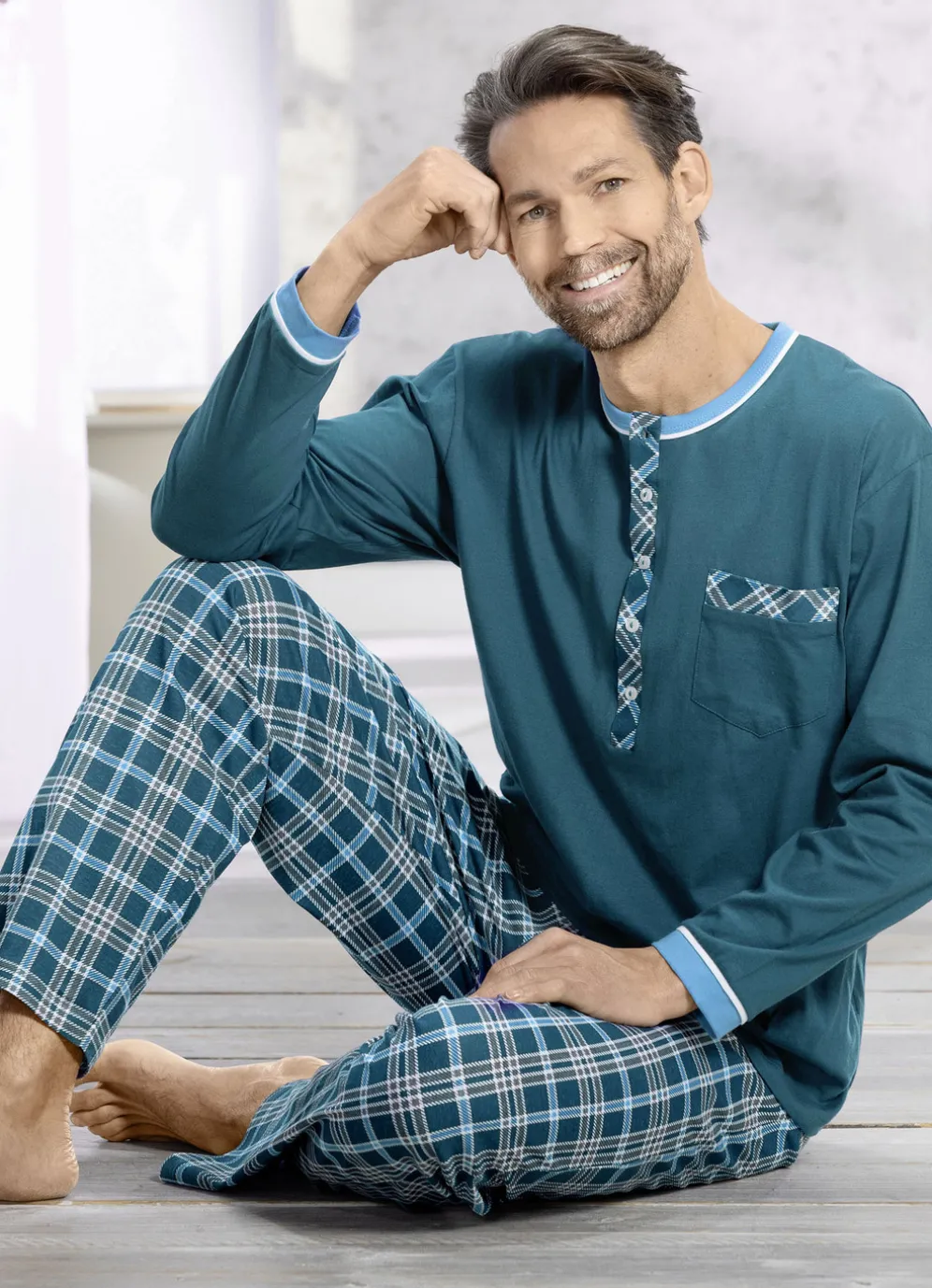 Schlafanzug mit Knopfleiste