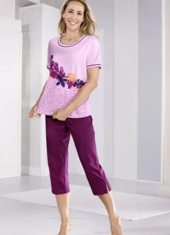 Schlafanzug mit kurzen Ärmeln und wadenlanger Hose