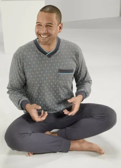 Schlafanzug mit V-Ausschnitt, Brusttasche sowie Ärmel- und Beinbündchen