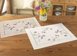 Schön bestickte Tisch- und Raumdekoration