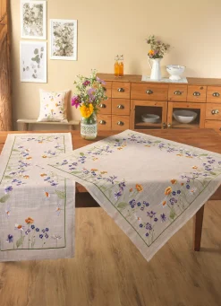 Schön bestickte Tisch- und Raumdekoration