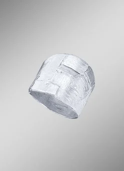 Schwerer Damenring mit gehämmerter Struktur