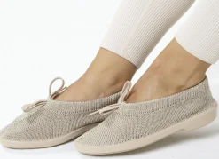 Slipper aus elastischem Strickmaterial mit Schnürung