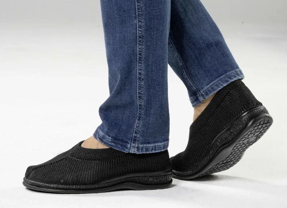 Slipper aus elastischem Strickmaterial