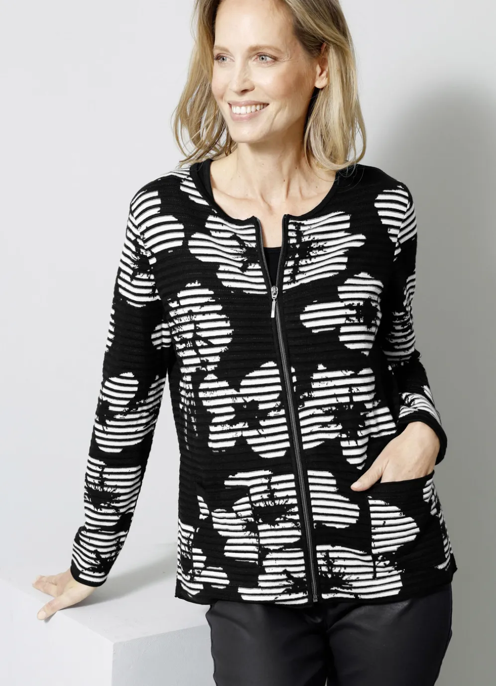 Strickjacke in Feinstrick