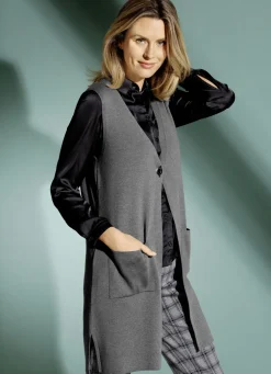 Strickweste mit dekorativem Verschluss