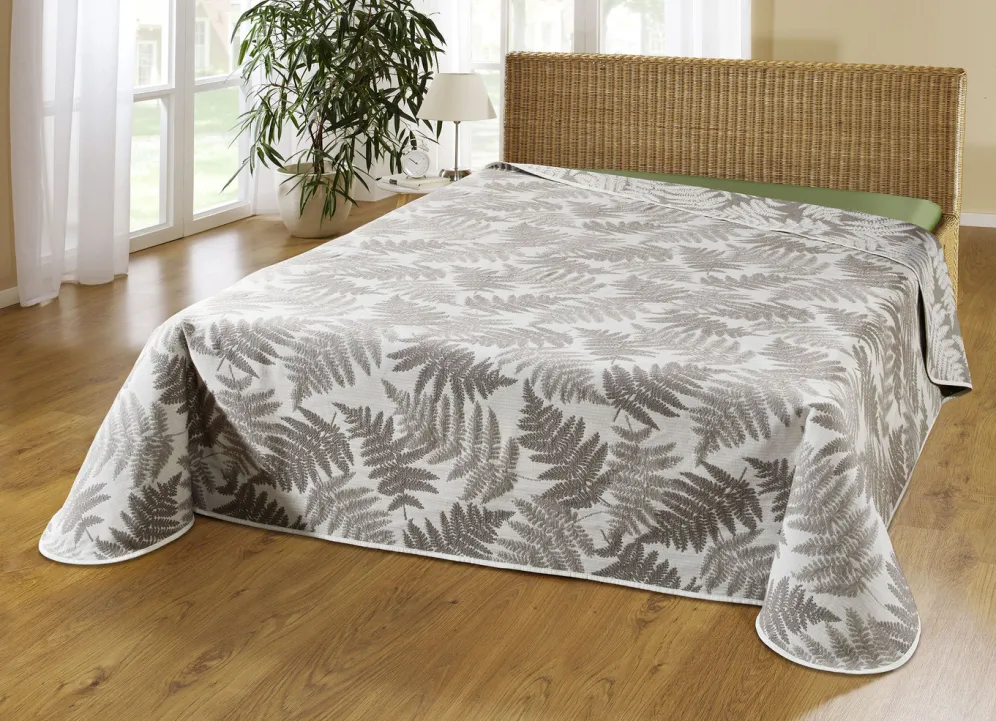 Tagesdecke mit naturnahen Blättermotiven