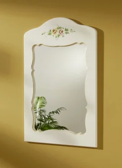 Teilmassive Möbelserie mit kunstvollen Holzverzierungen