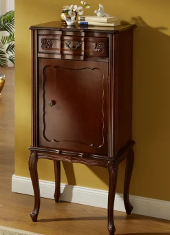 Teilmassive Möbelserie mit kunstvollen Holzverzierungen