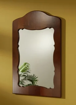 Teilmassive Möbelserie mit kunstvollen Holzverzierungen