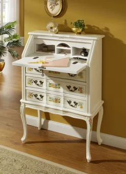 Teilmassive Möbelserie mit kunstvollen Holzverzierungen