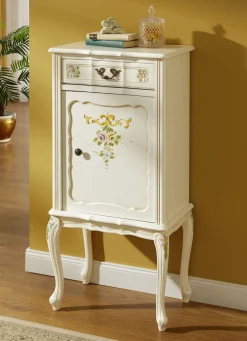 Teilmassive Möbelserie mit kunstvollen Holzverzierungen