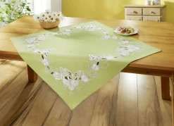 Tisch- und Raumdekoration mit gestickten Schmetterlingen und Blumen