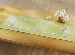 Tisch- und Raumdekoration mit gestickten Schmetterlingen und Blumen