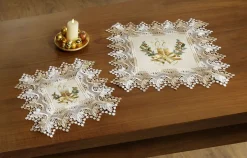 Tisch- und Raumdekoration mit weihnachtlichen Kerzenmotiven