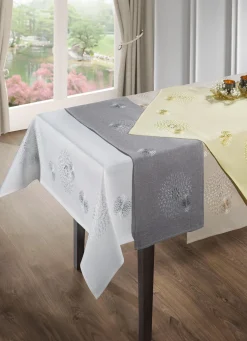 Tisch- und Raumdekoration mit aufwendiger Stickerei