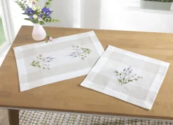 Tisch- und Raumdekoration mit floralem Dessin