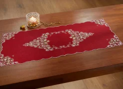 Tischdecke mit aufwendigen Stickereien