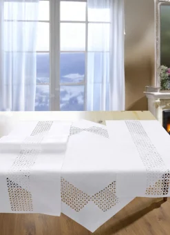 Tischdecke mit dekorativer Lochstanzung