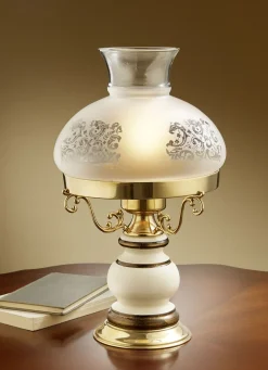 Tischleuchte aus massivem Messing mit Fuß aus massivem Erlenholz