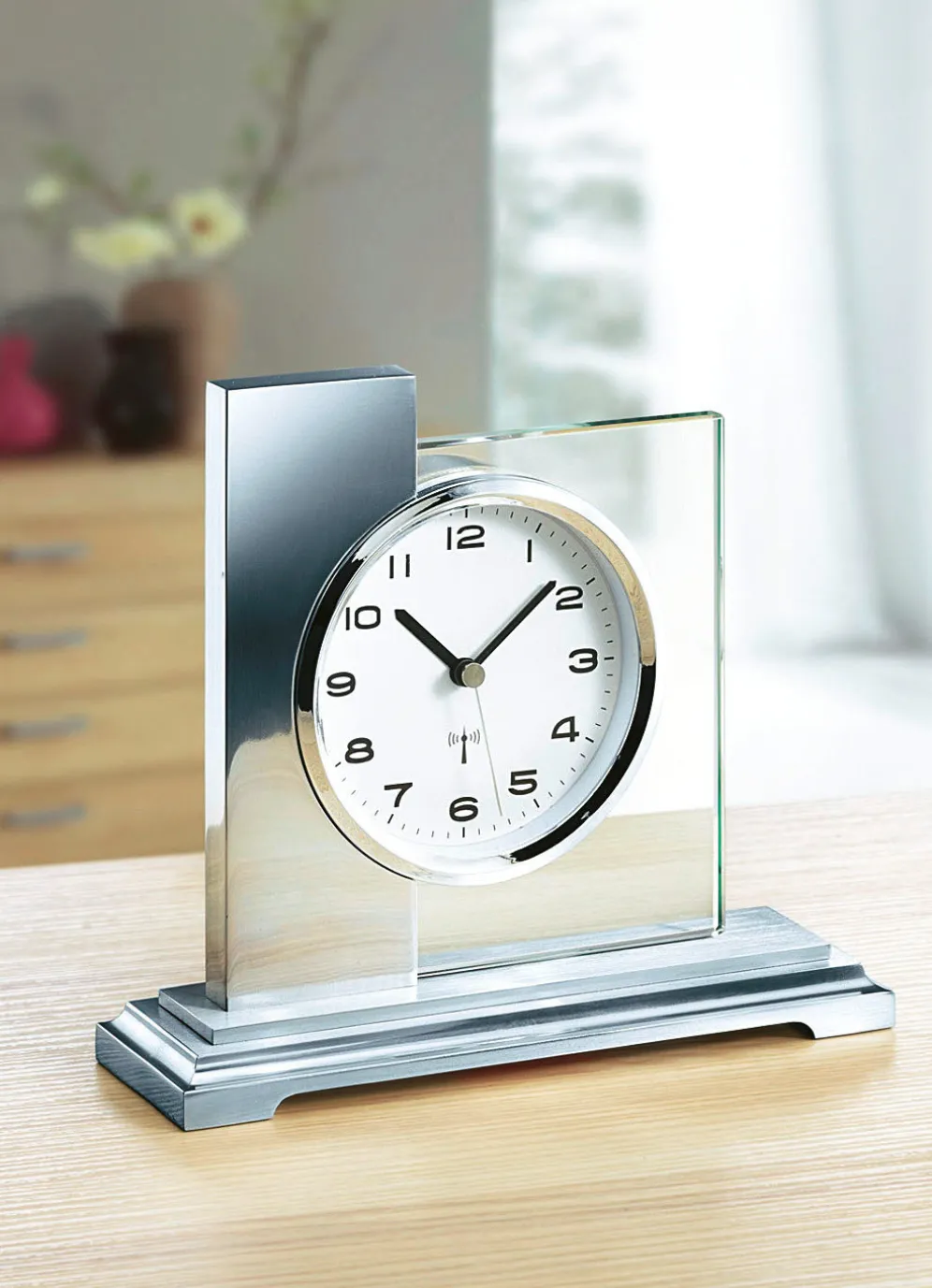 Tischuhr mit gebürstetem Metallgehäuse