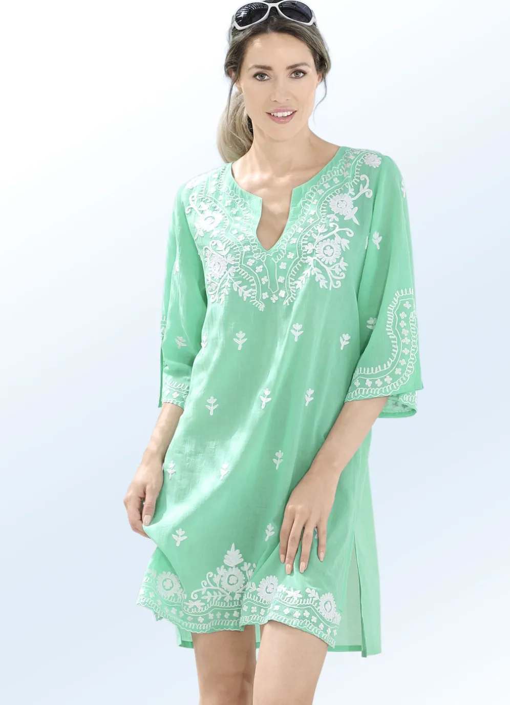 Tunika mit weißer Stickerei sowie Seitenschlitzen, reine Baumwolle