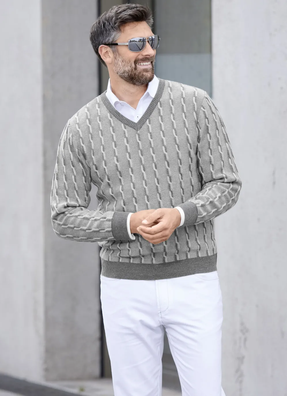 V-Pullover mit markantem Halsausschnitt in 3 Farben