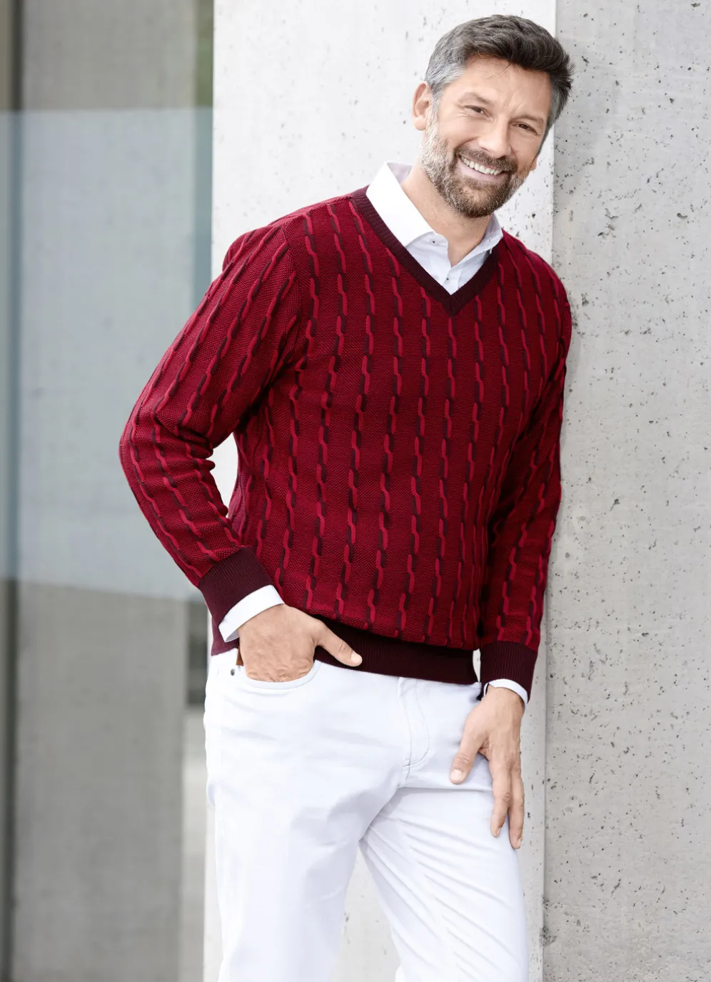 V-Pullover mit markantem Halsausschnitt in 3 Farben