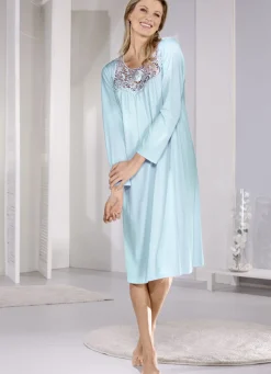 Wadenlanges Nachthemd mit großzügiger, floraler Stickereispitze