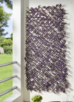 Wandgitter aus Blätter und Blüten