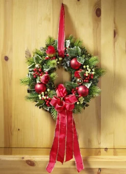 Wandkranz mit roten Kugeln und Rosen