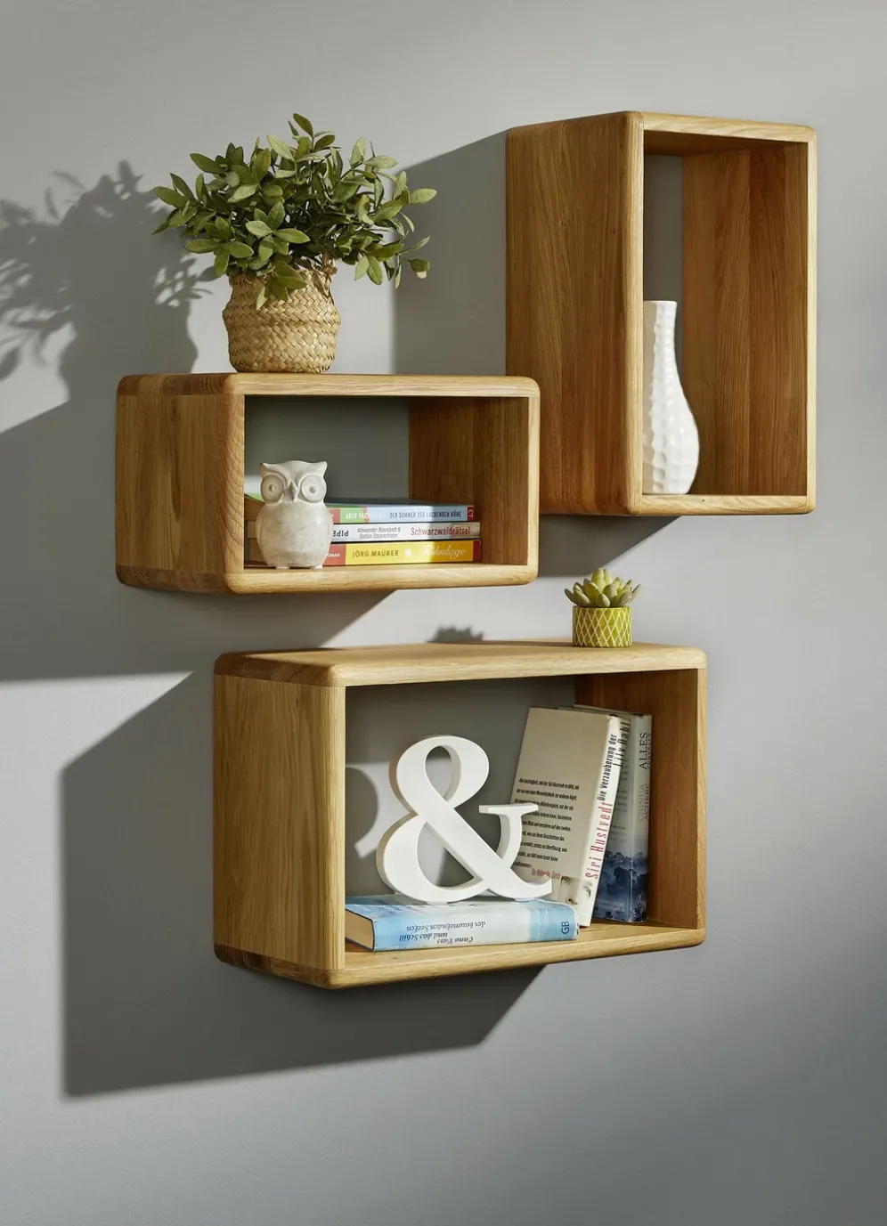 Wandregale mit gerundeten Ecken und Kanten