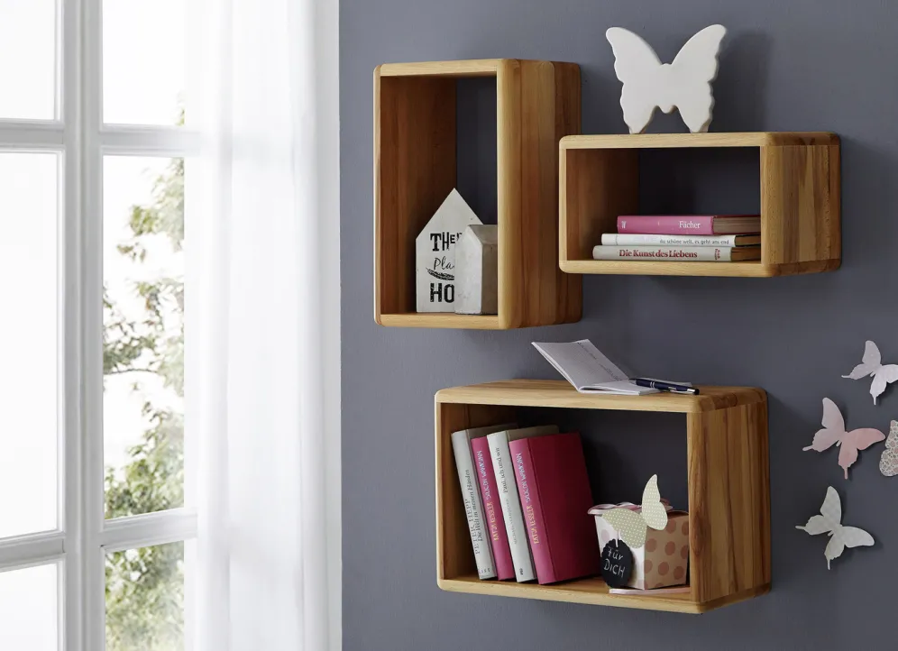 Wandregale mit gerundeten Ecken und Kanten