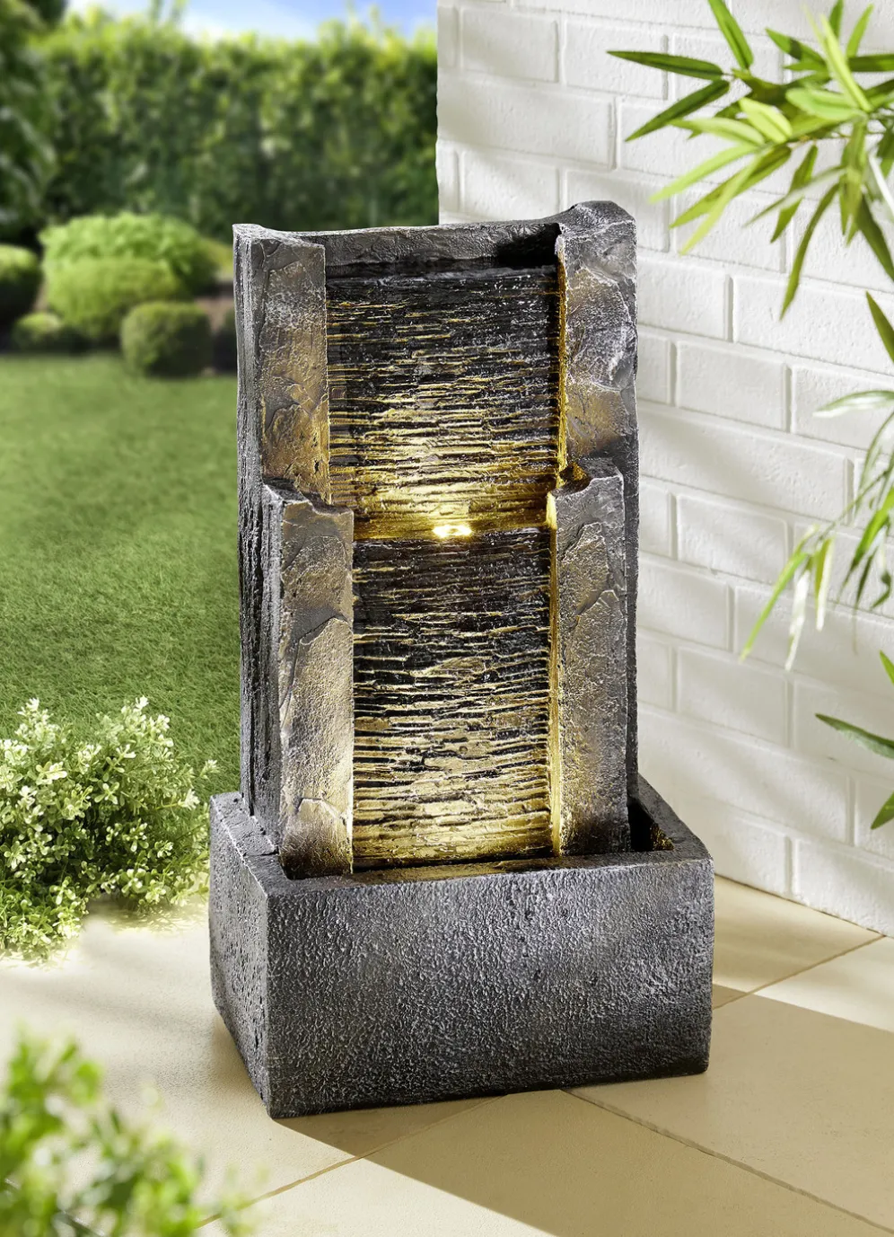 Wasserwand Fendi mit LED-Beleuchtung