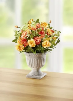 Wildrosen-Gesteck im Pokal