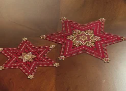 Wunderhübsch bestickte Tischdekoration