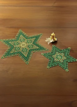 Wunderhübsch bestickte Tischdekoration