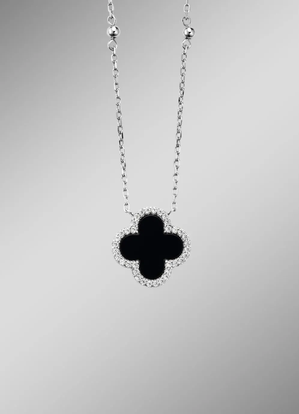 Zauberhafte Kleeblatt-Halskette aus Silber