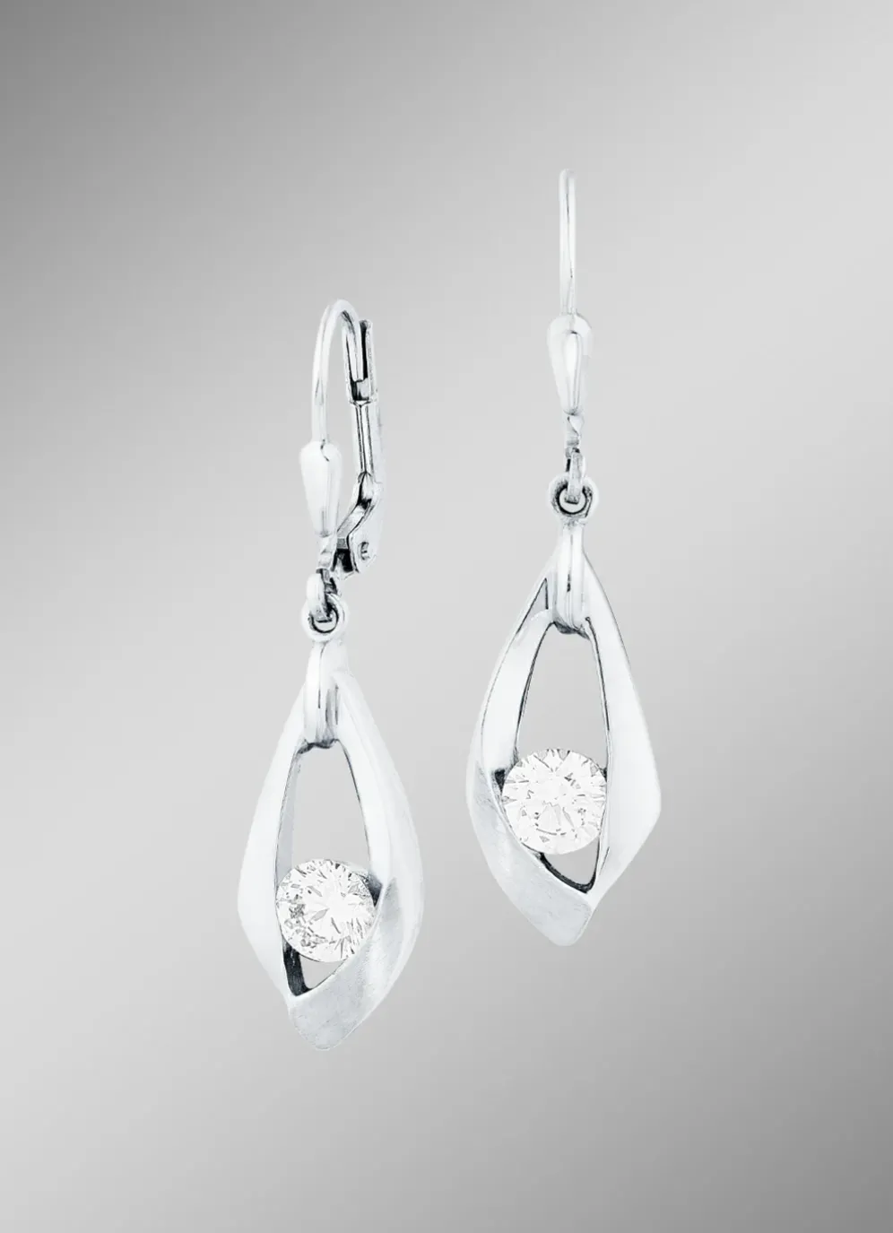 Zauberhafte Ohrringe mit synth. Zirkonia