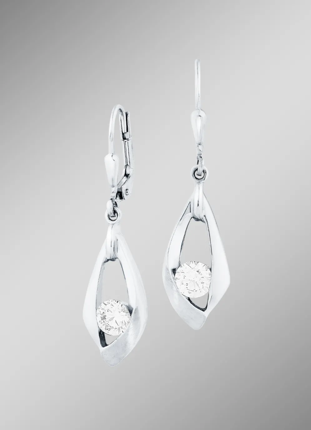 Zauberhafte Ohrringe mit synth. Zirkonia