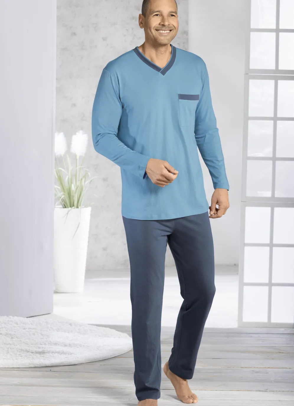 Zweierpack Schlafanzüge mit V-Ausschnitt und offenen Abschlüssen