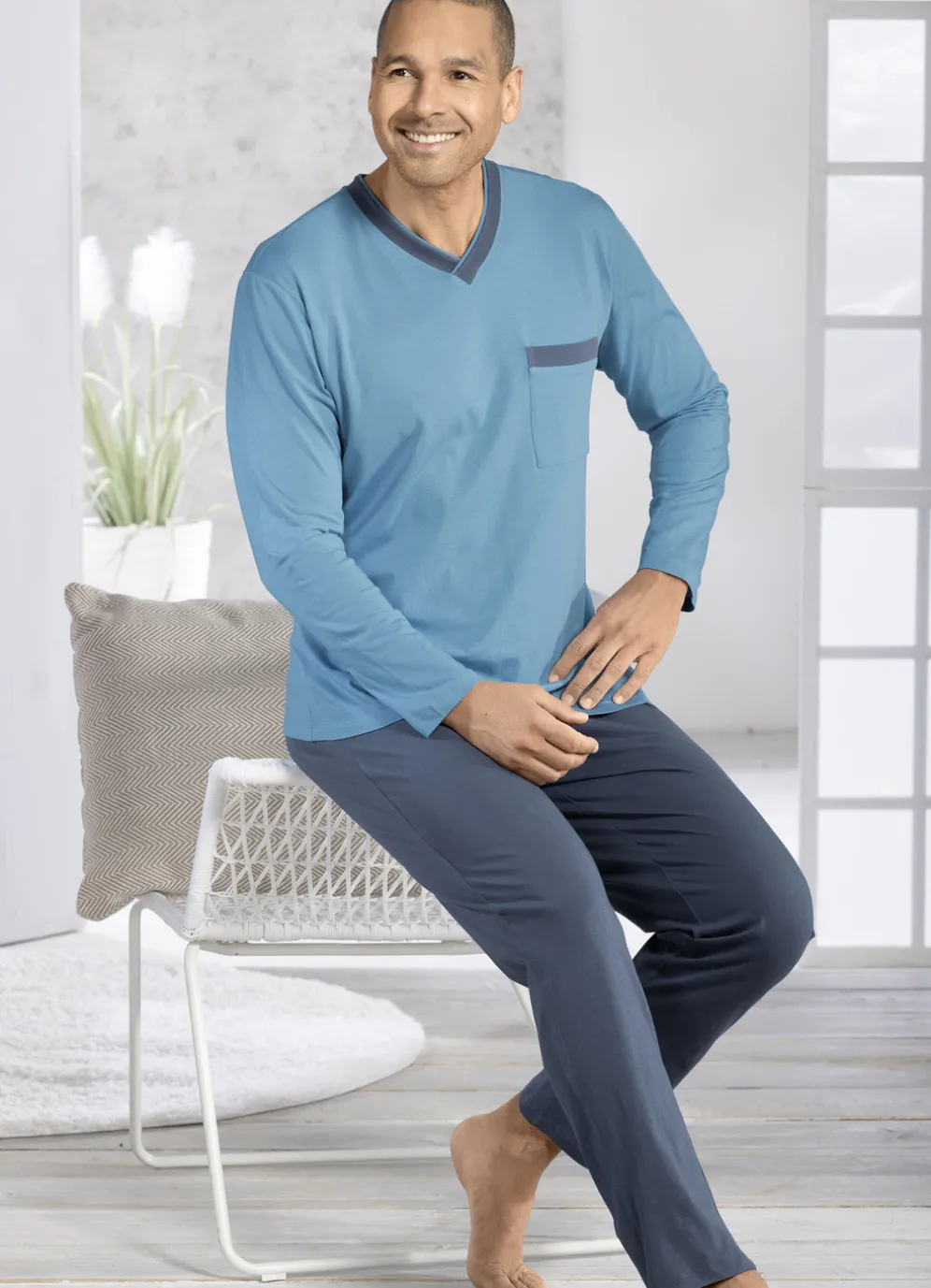 Zweierpack Schlafanzüge mit V-Ausschnitt und offenen Abschlüssen